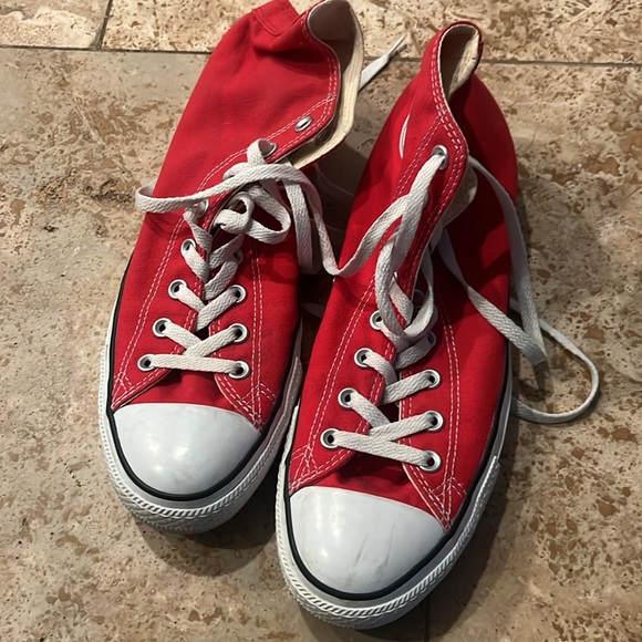 Red converse - Picture 2 of 5